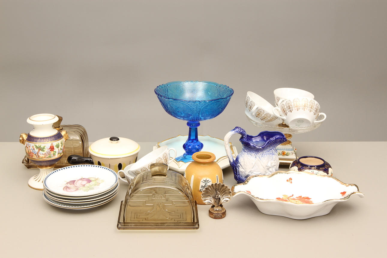 PARTI GLAS OCH PORSLIN, 24 del, bl.a Lisa Larson.