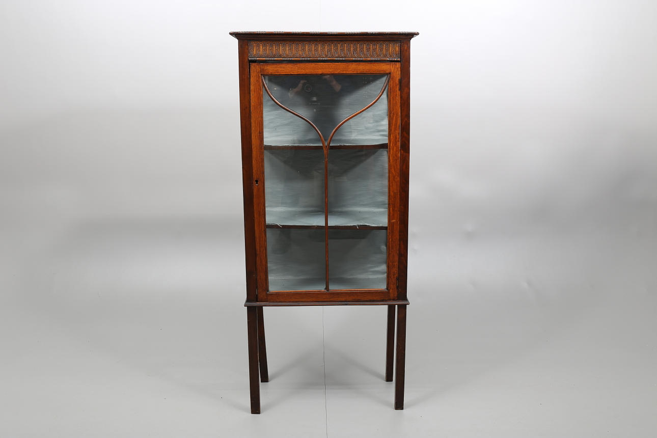 VITRINSKÅP, olika träslag, tidigt 1900-tal.