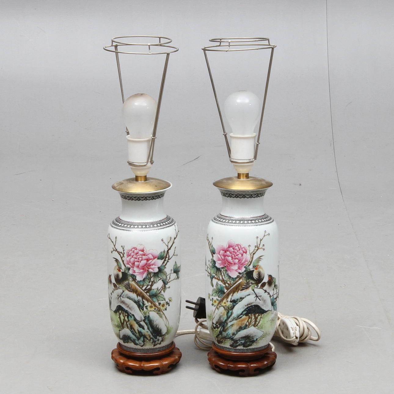 BORDSLAMPOR, ett par, porslin, Kina, omkring 1900-talets mitt.