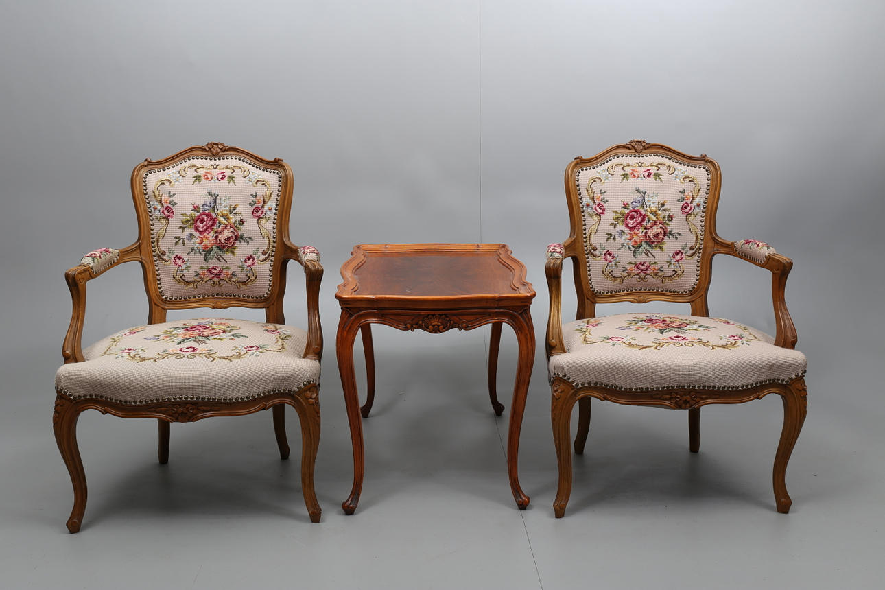 KARMSTOLAR OCH BORD, 3 delar, broderad sits och rygg, nyrokokostil, 1900-talets andra hälft.