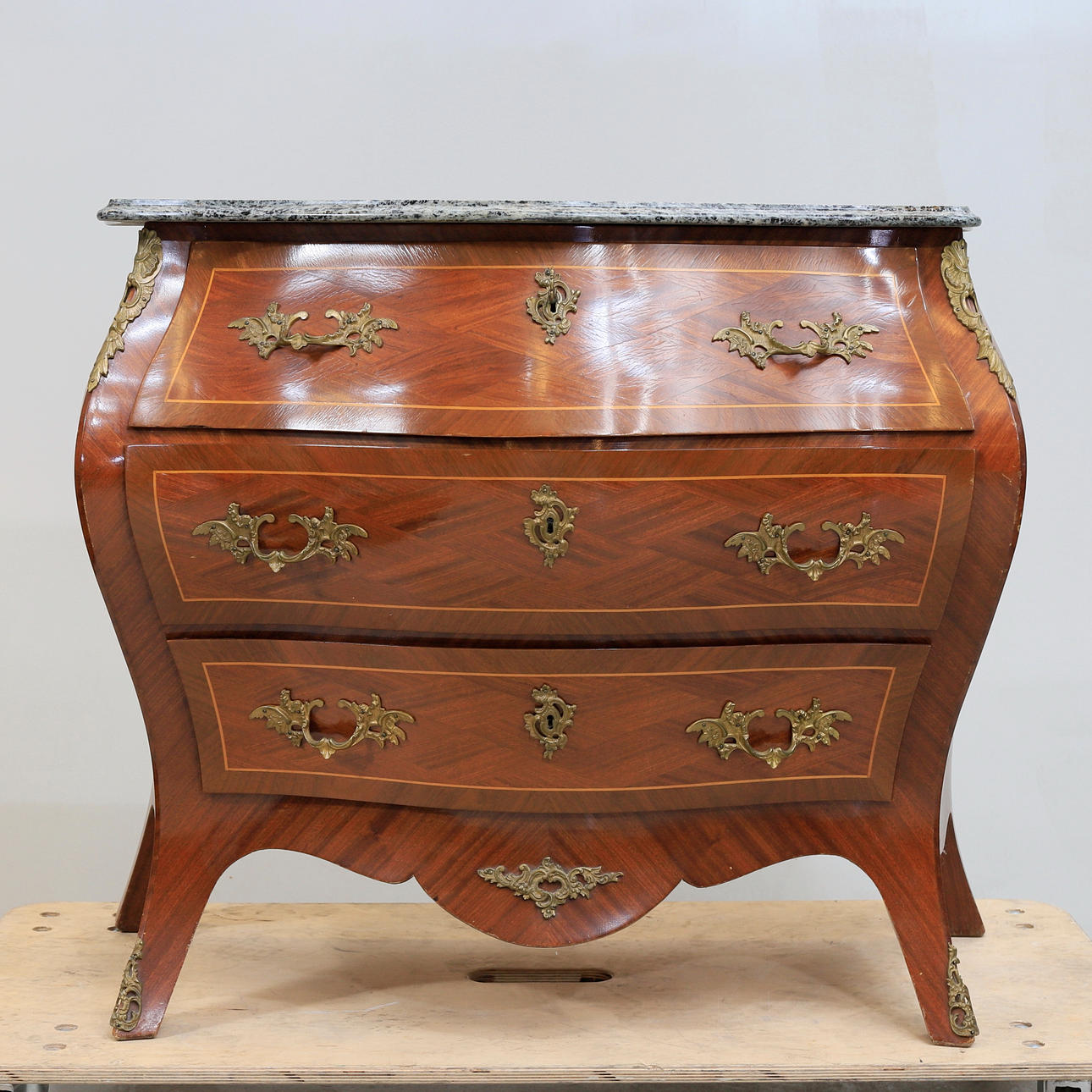 BYRÅ, rokokostil, 1900-tal.