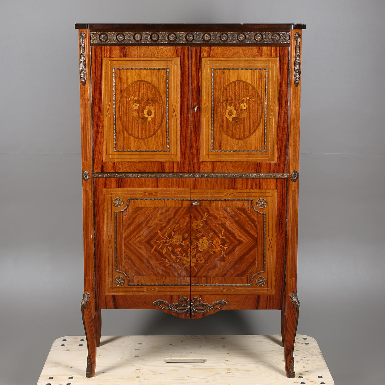 SKÅP, Gustaviansk stil, 1900-tal.