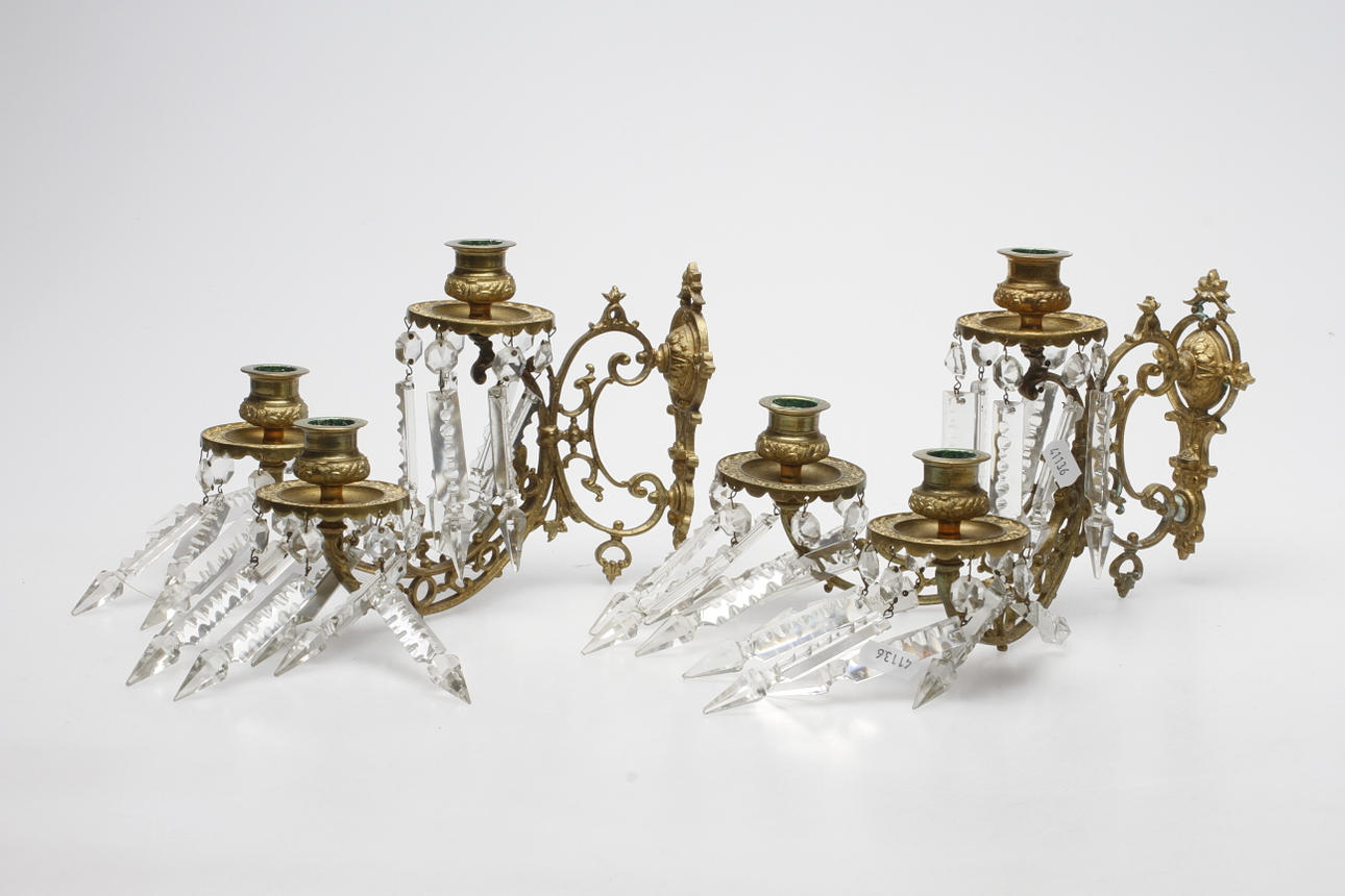 LJUSLAMPETTER med prismor, ett par, förgylld mässing, Oscarianska. Sent 1800-tal.