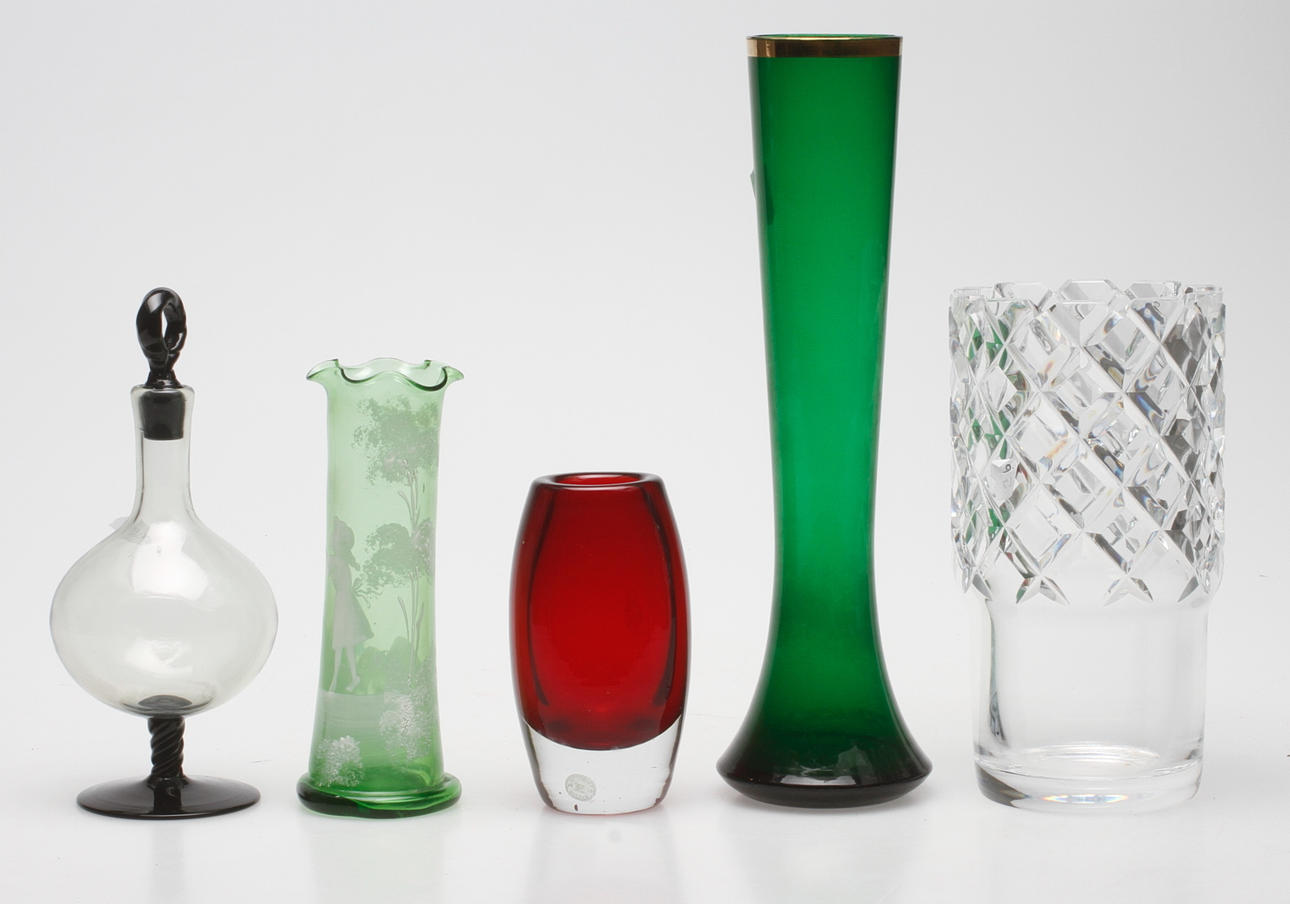 GLASFÖREMÅL, 5 delar. Bland annat Reijmyre samt Gunnar Cyren, Orrefors. 1900-tal.