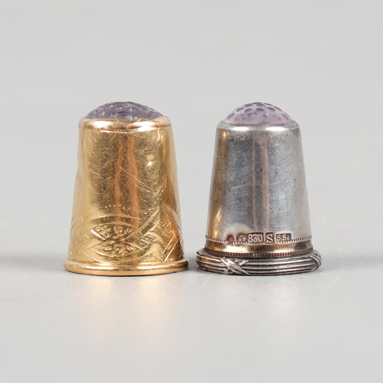 FINGERBORGAR, 2 stycken i 18K guld samt silver, sekelskiftet 1900.