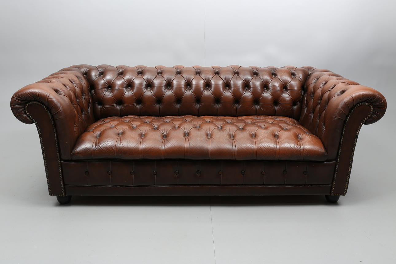 SOFFA, brunt skinn, "Chesterfield", djuphäftad, England, 1900-talets andra hälft.