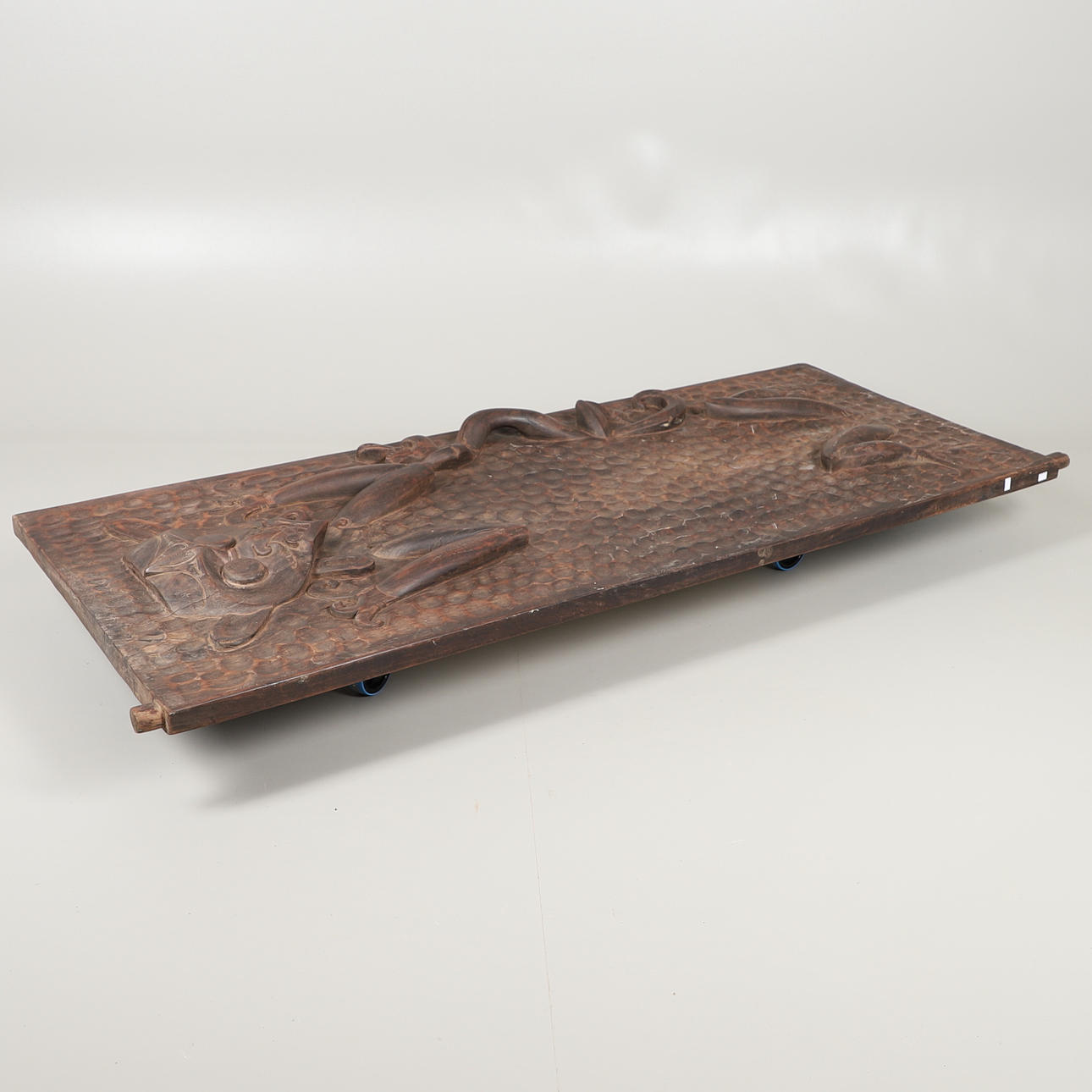 EN STOR SNIDAD TRIBAL STIL DÖRR.