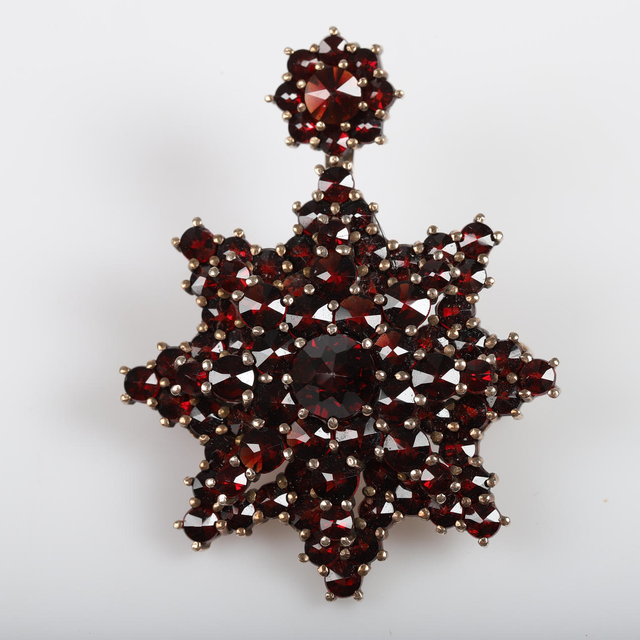 BROCHE/VÆNDE, forgyldt med granater.