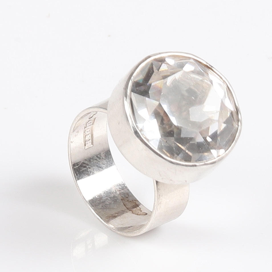 RING, Silber, weißer Stein.