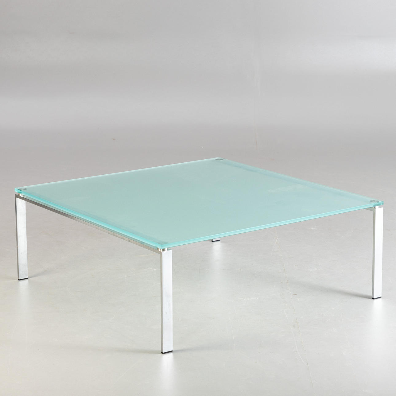 Lasipöytä / sohvapöytä.