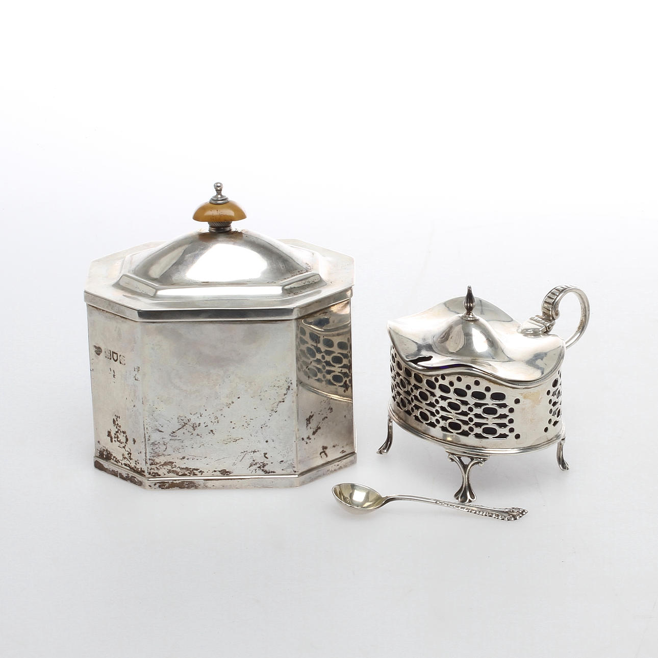 SKIN, silver, G&S Co Ltd, London och SOCKERSKÅL, silver och glas, JR, Sheffield.