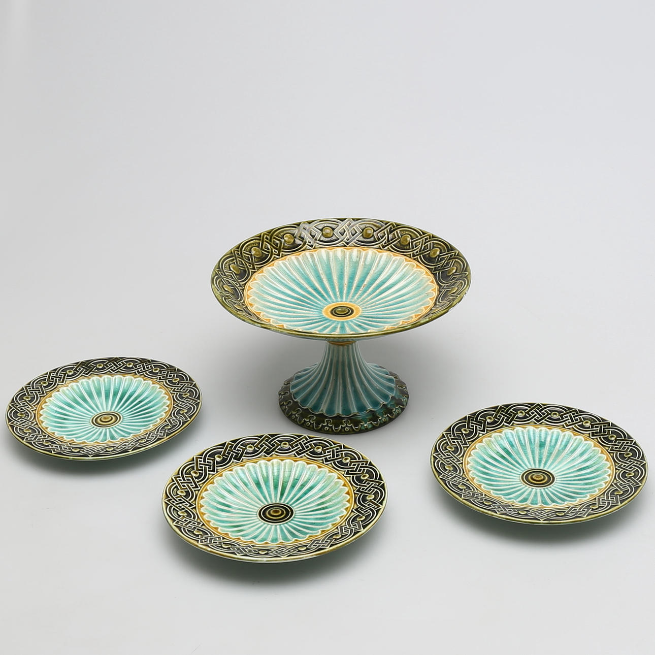 FRUKTSERVIS 4 del, majolika, fornnordisk stil, Rörstrand, sekelskiftet 1900.