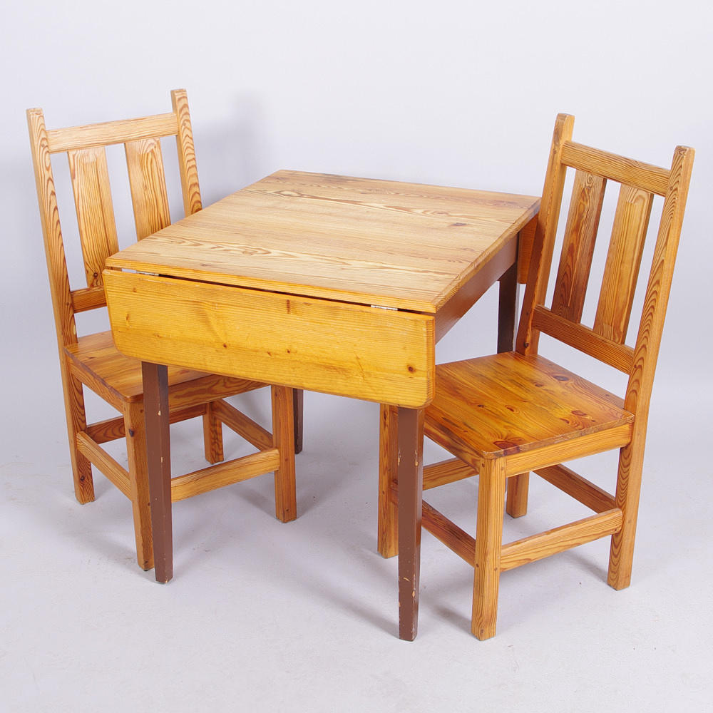 KLAFFBORD SAMT 1 PAR STOLAR, fur med brunmålat underrede.