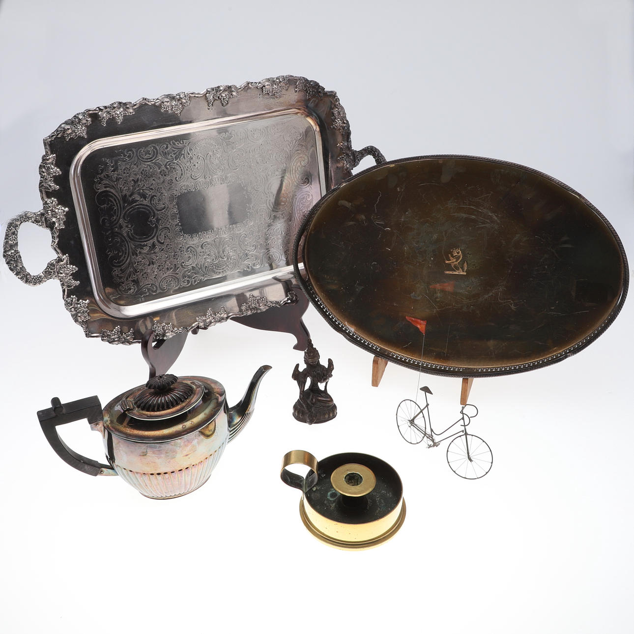 EN LITEN SAMLING AV SILVERPLÄTERADE OCH ANDRA FÖREMÅL.