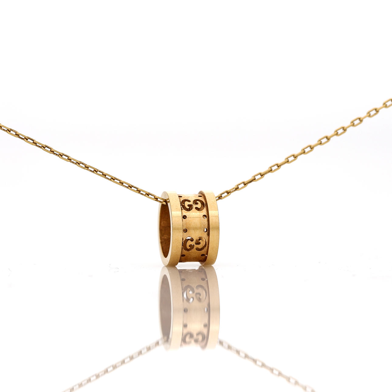 GUCCI, NECKLACE WITH CHARM, 18K gold.