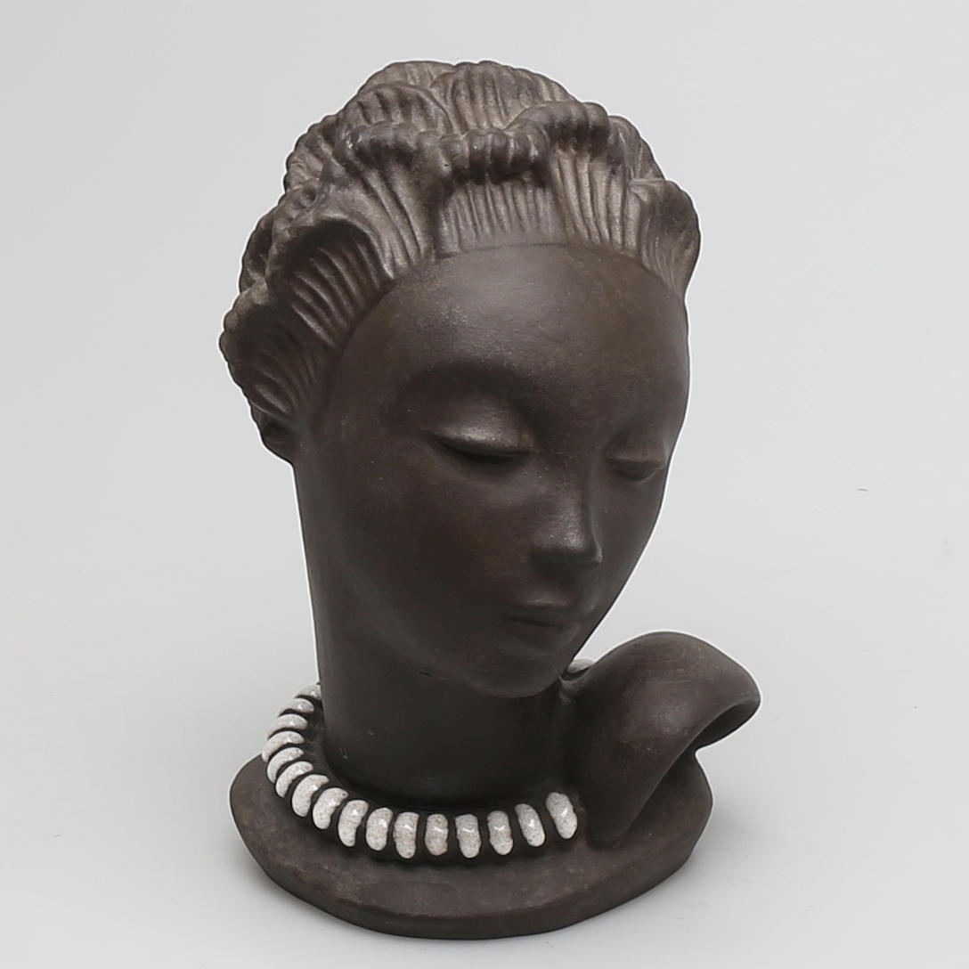 BYST i keramik, kvinna med pärlhalsband, Aluminia, Danmark, 1960-tal.