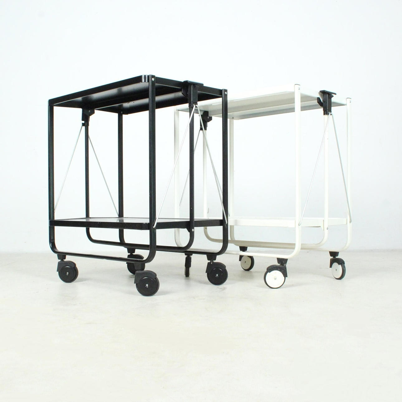 SERVERINGSVAGNAR, ett par, 1960-tal.