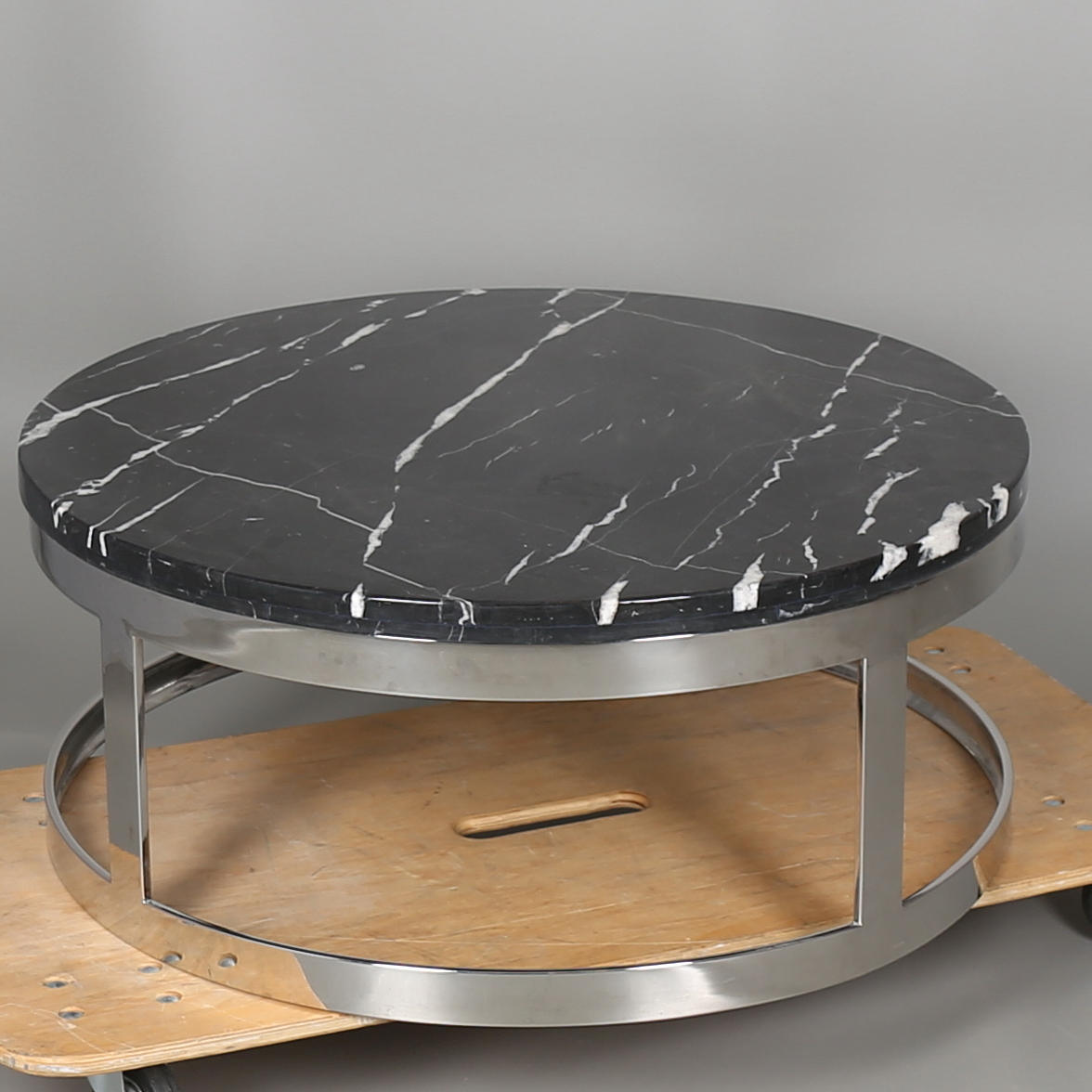 SOFFBORD, underrede i kromat stål, svart/vit marmorskiva, modern tillverkning.