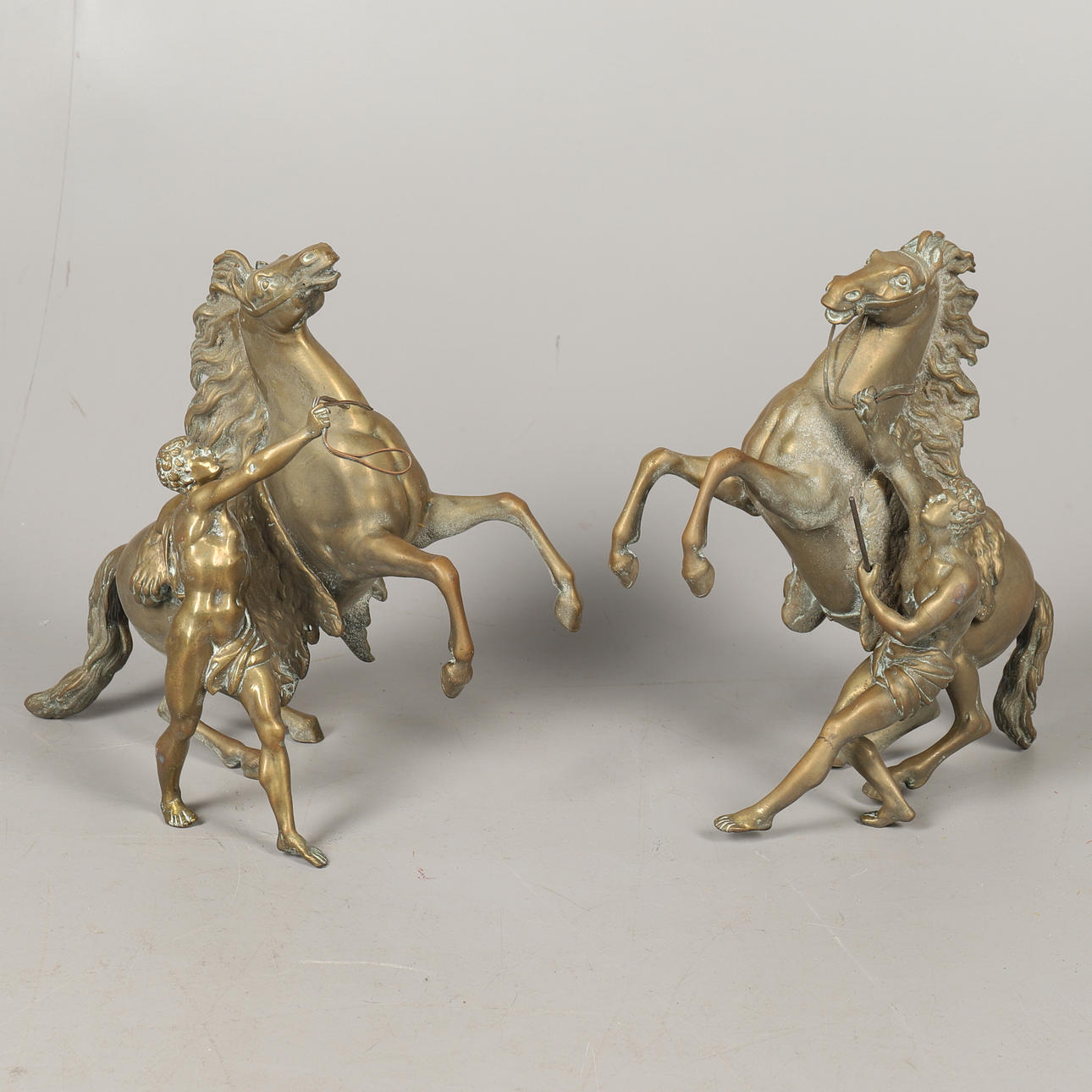 EIN PAAR MARLEY-PFERDEFIGUREN AUS POLIERTEM MESSING.