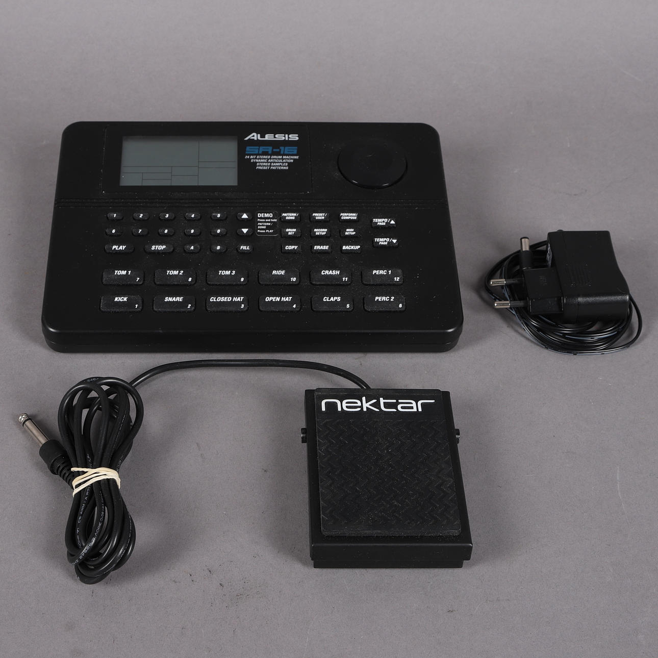 DRUM MACHINE, Alesis SR-16, 233 sonidos de batería, 12 pads, MIDI.