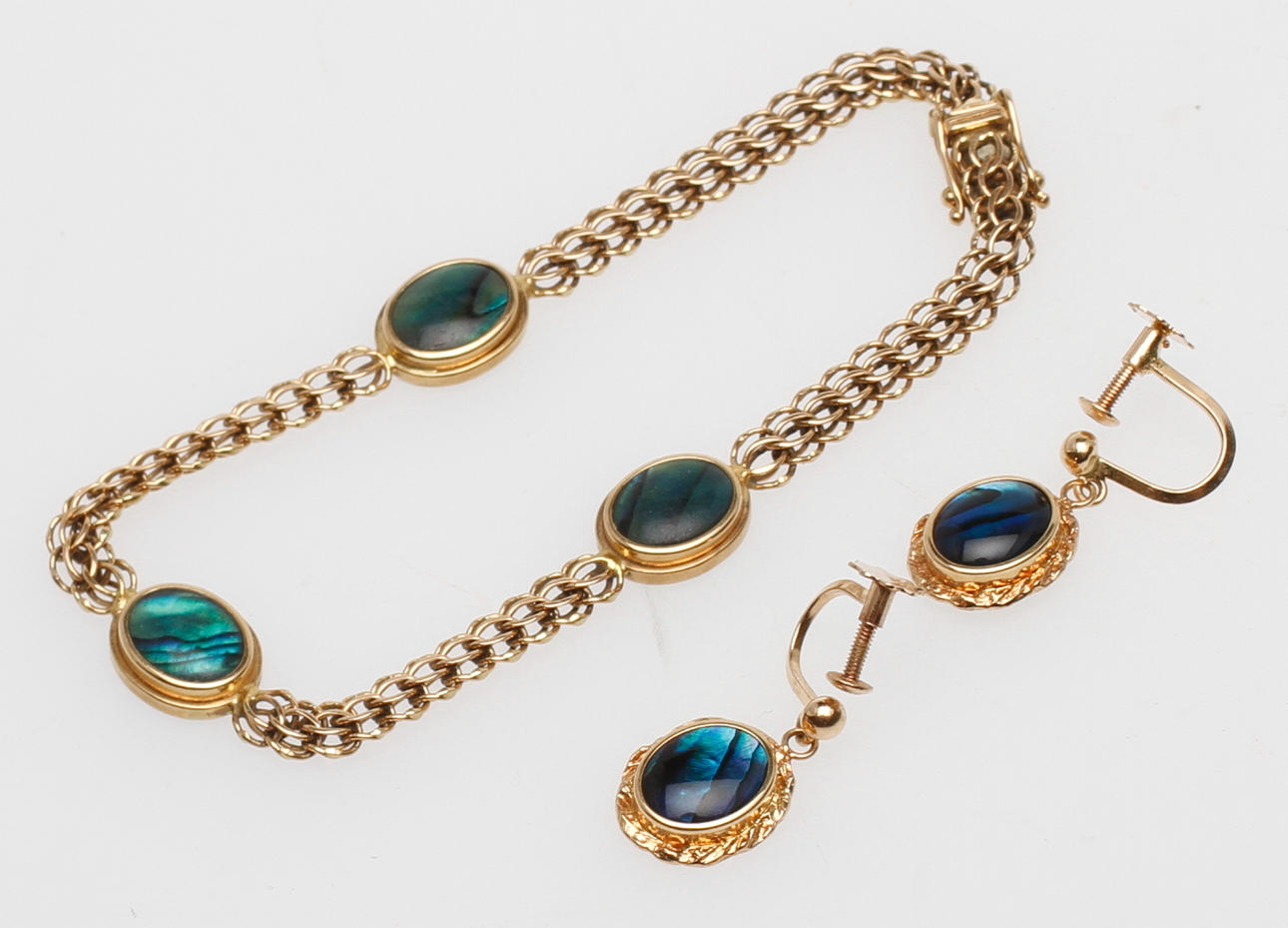 ARMBAND och ÖRHÄNGEN, 18k, pärlemor, vikt ca 12 gram.