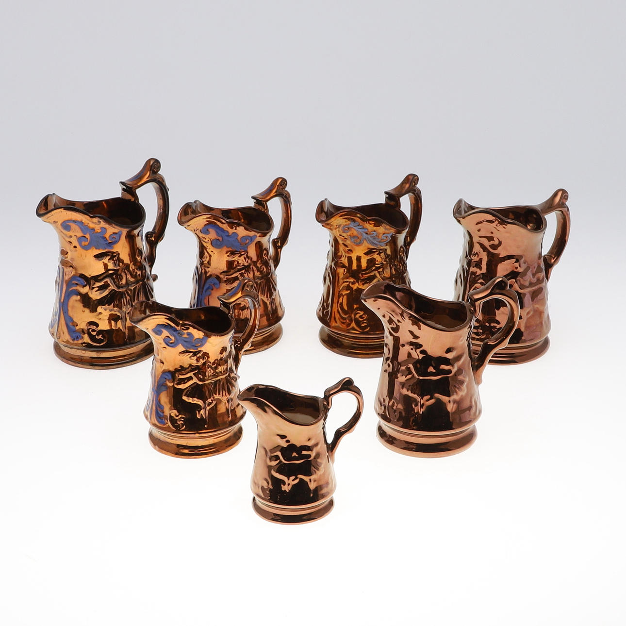 SEITSEMÄN 1800-luvun kuparikiiltoa.