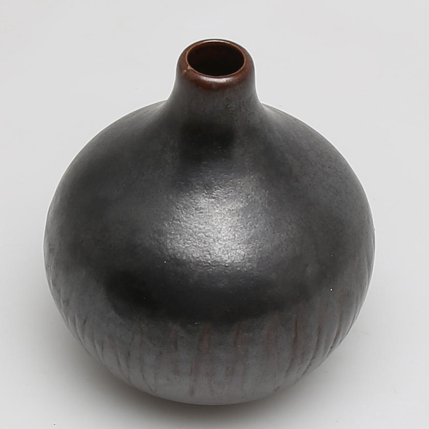 VAS i keramik, otydligt signerad.