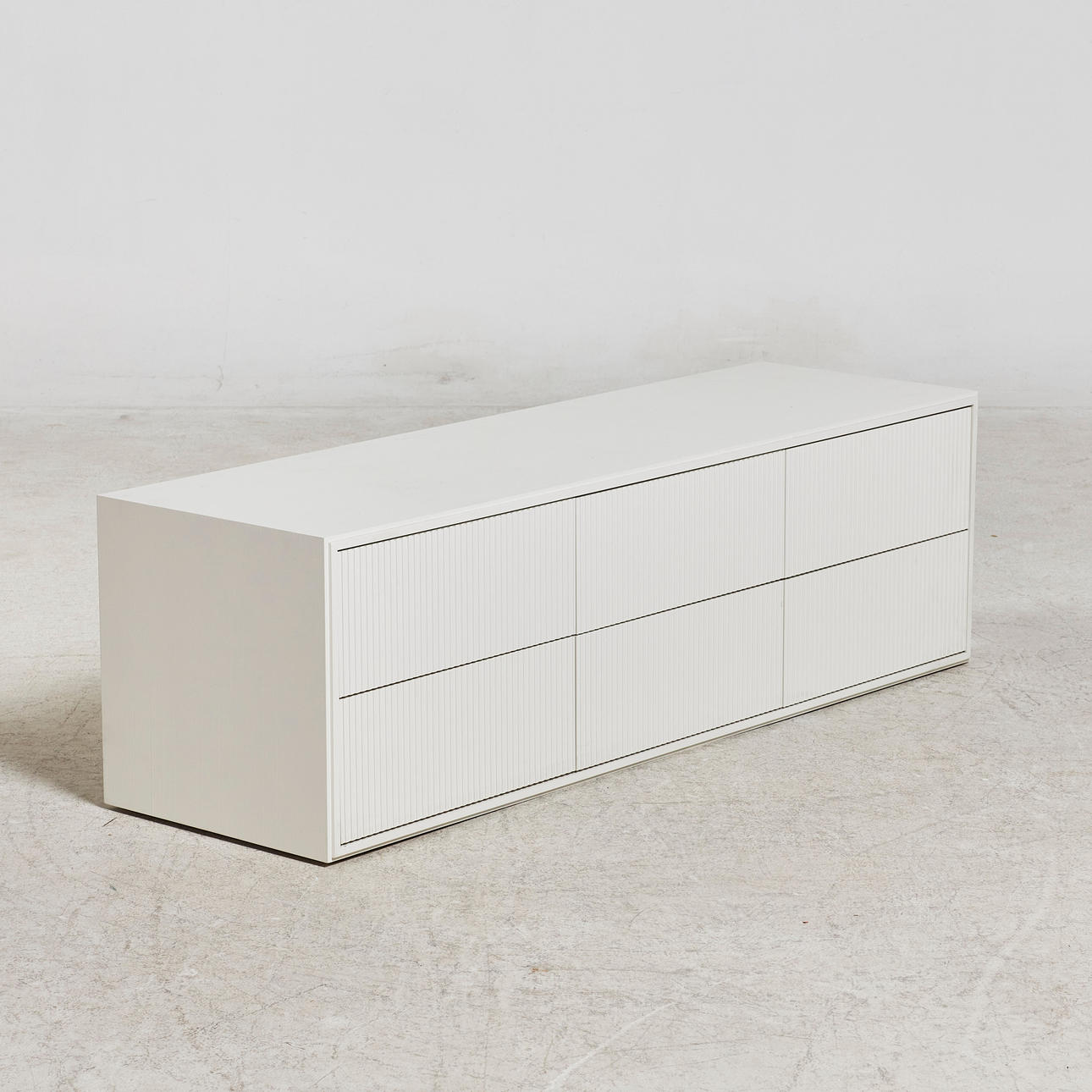 ENGLESSON. vägghängd byrå, "Line", 6 lådor, vitlackerad MDF.