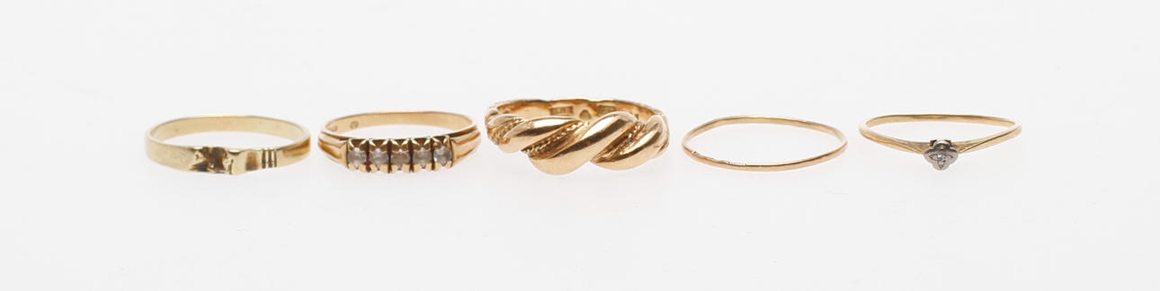RINGAR, 5 st, 18k guld, vikt ca 9 gram.