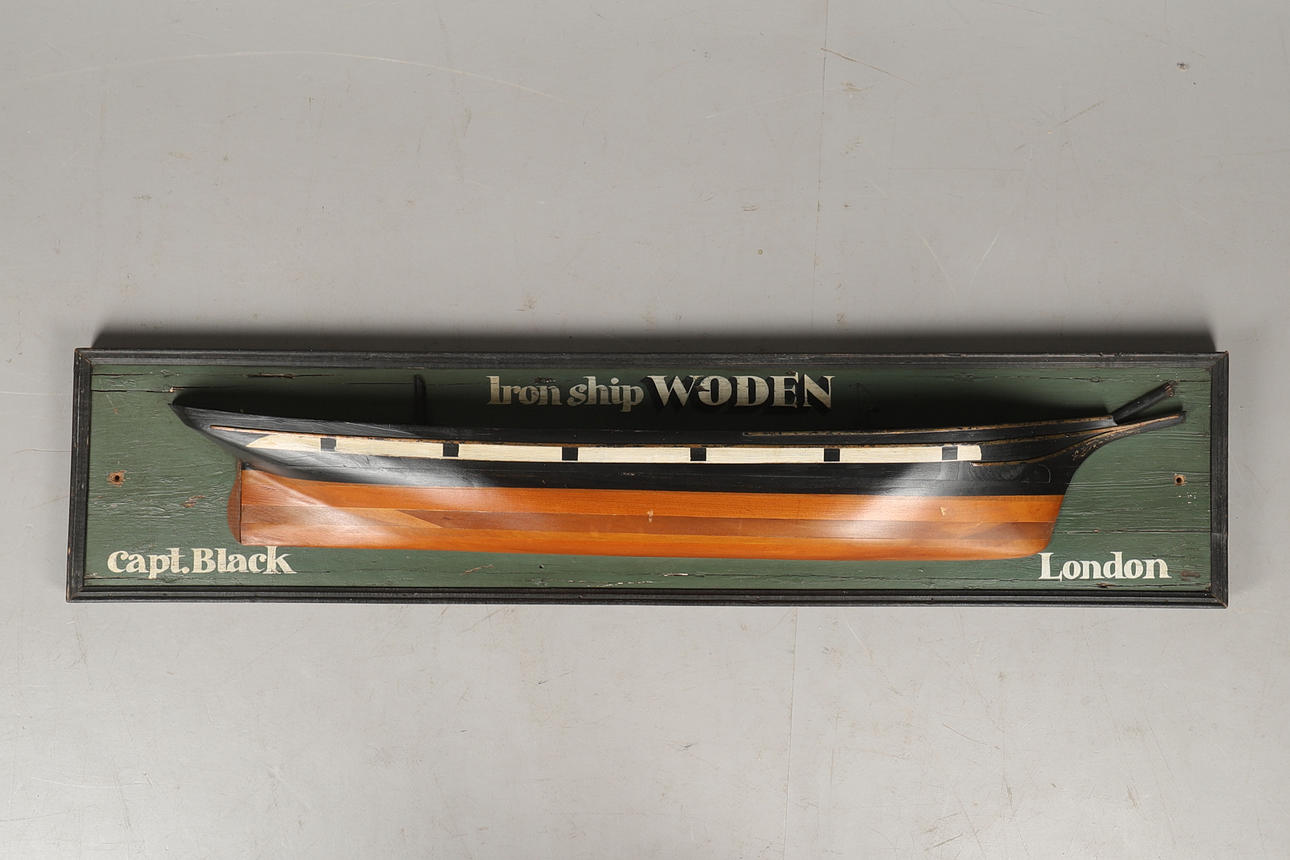 UN MODELO DE MEDIO CASCO DE BARCO.