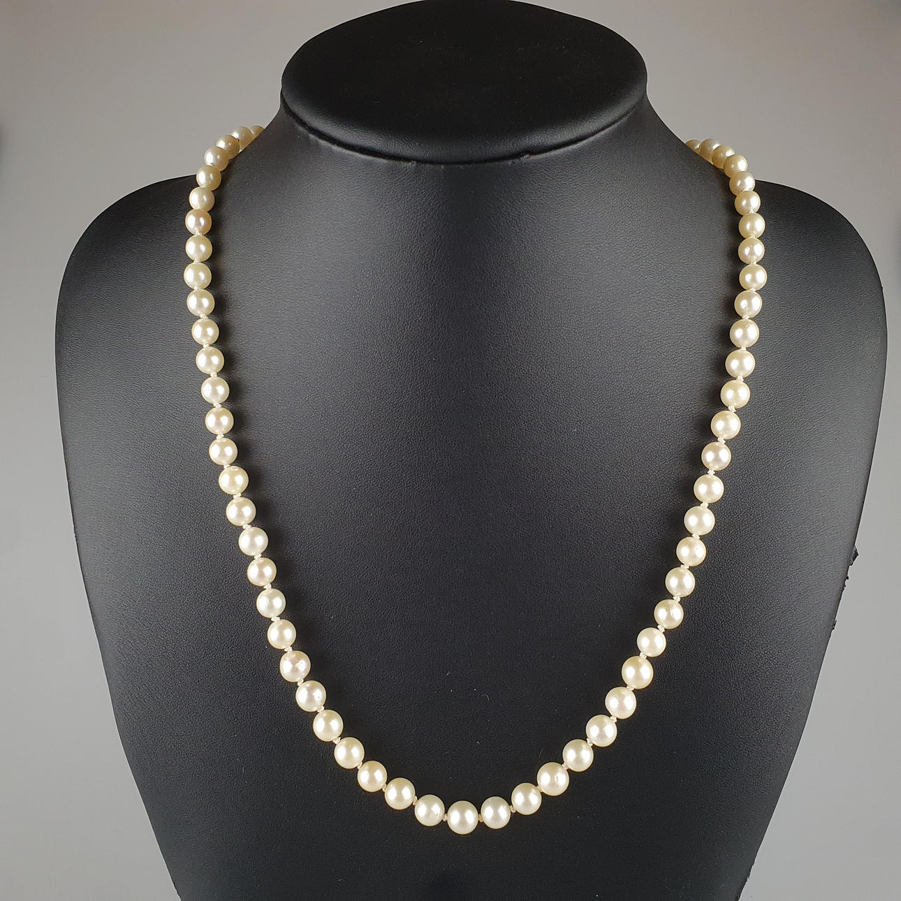 - PÄRLHALSBAND med silverlås.