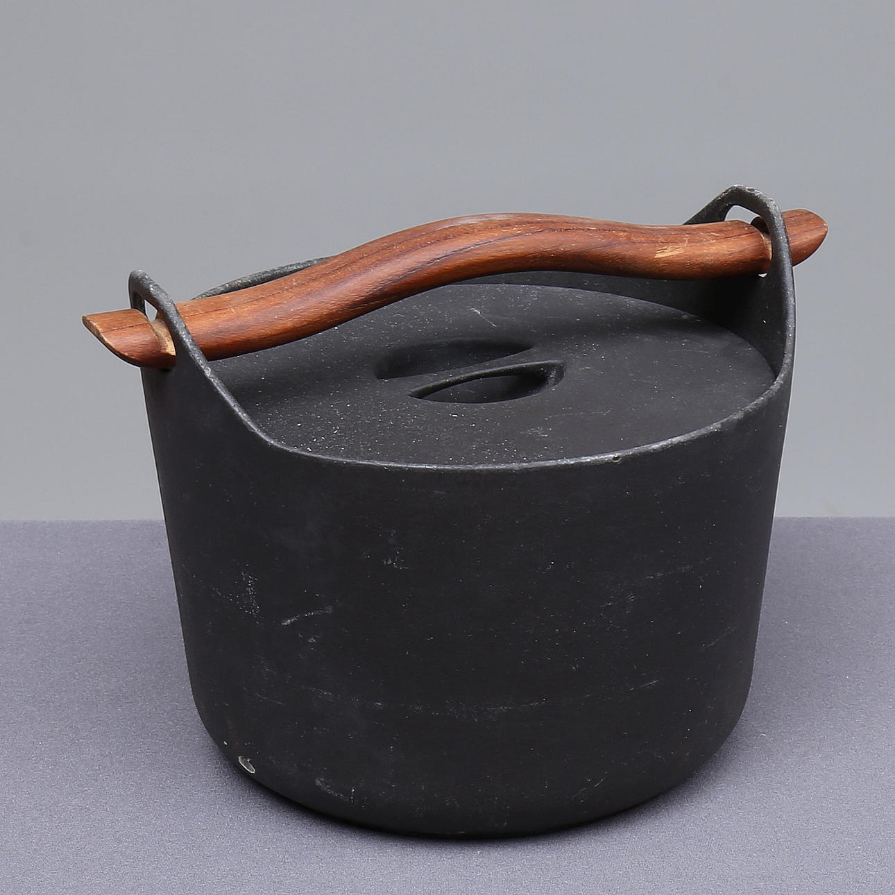 TIMO SARPANEVA. Gryta, emaljerad gjutjärn, Rörstrand.