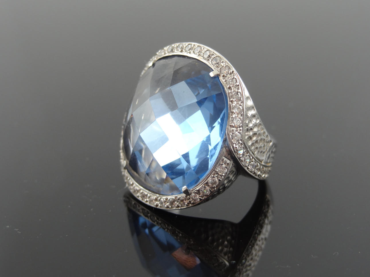 AQUAMARINE KUDDE DESIGNER Ring 16,00cts 18k guld.