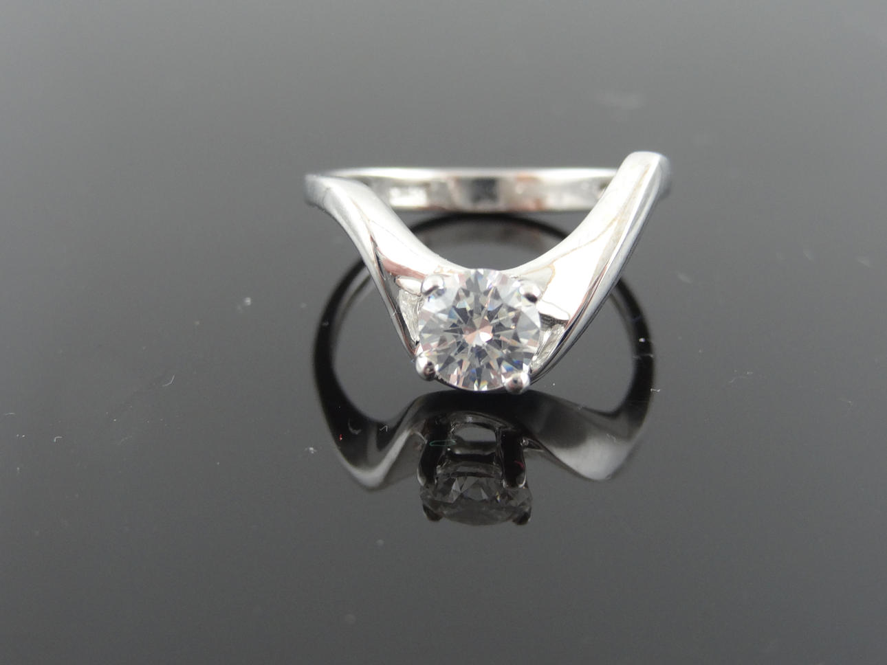 MODERN Solitaire Ring 18k guld.