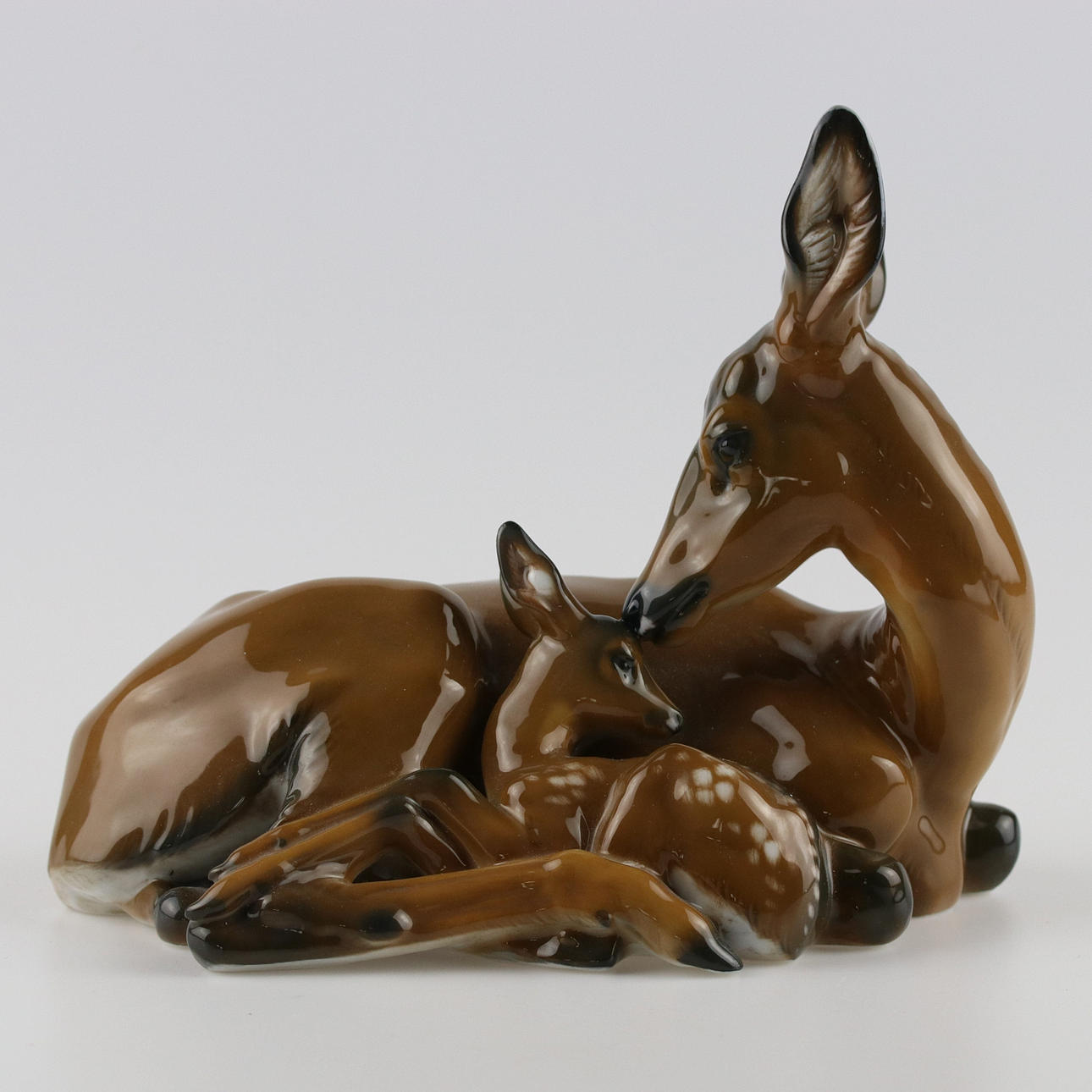 THEODOR KÄRNER. Figur, Reh mit Zicklein, Rosenthal.