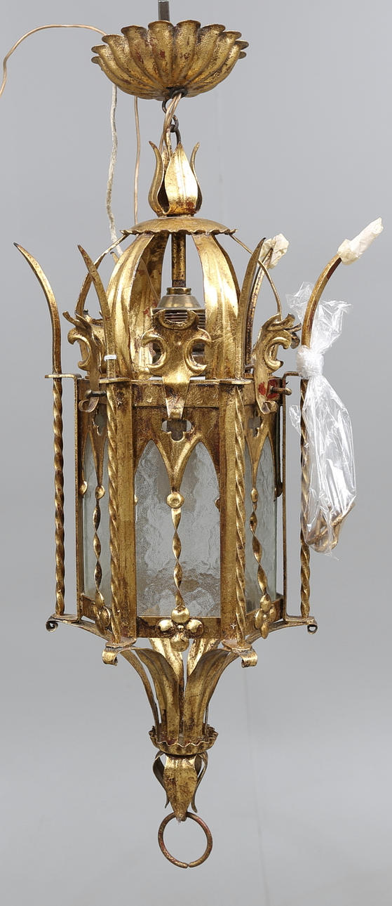 TAKLAMPA, 1900-tal, höjd ca. 60 cm.