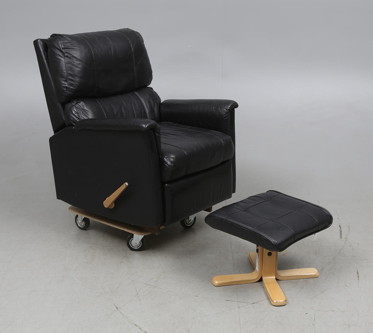 TV-FÅTÖLJ och PALL, 1900-tal.