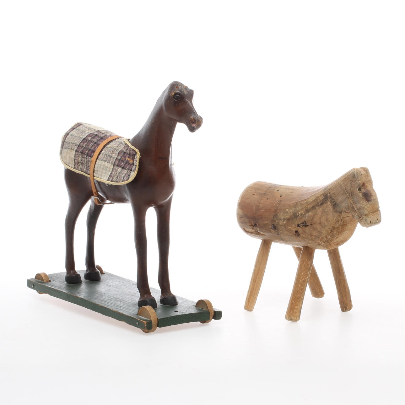 HÄST av trä på sockel med hjul. Slutet av 1800-talet. Tillkommer hemmagjord häst i trä.