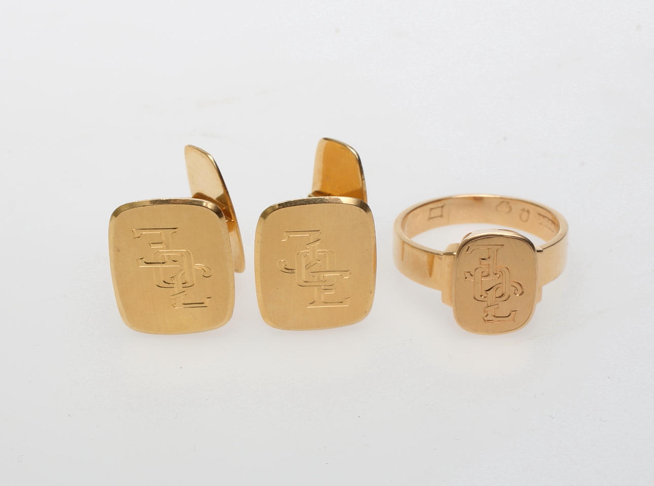 KLACKRING samt MANSCHETTKNAPPAR, 18 karat.