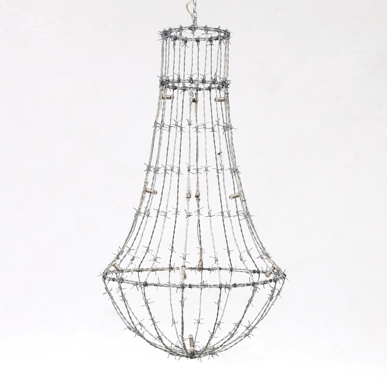 TOVE ADMAN. Loftskrone, pigtråd, Fafner Form.