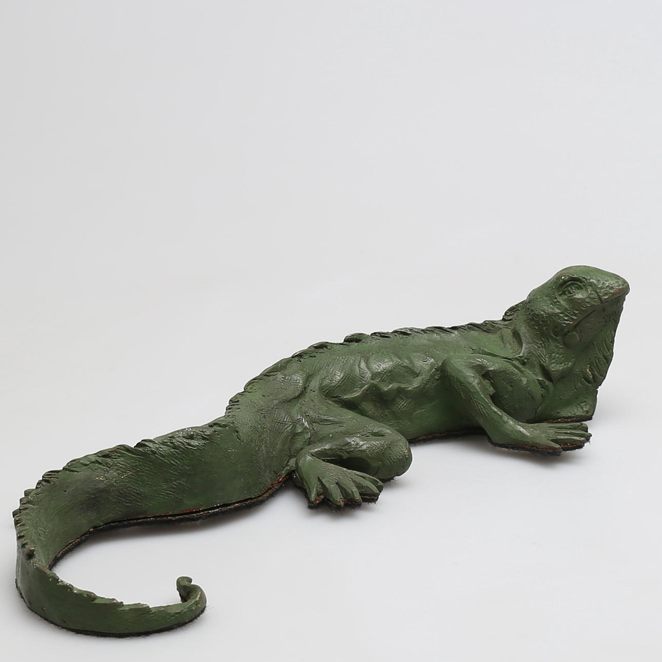 SKULPTUR i grönpatinerad brons, leguan.