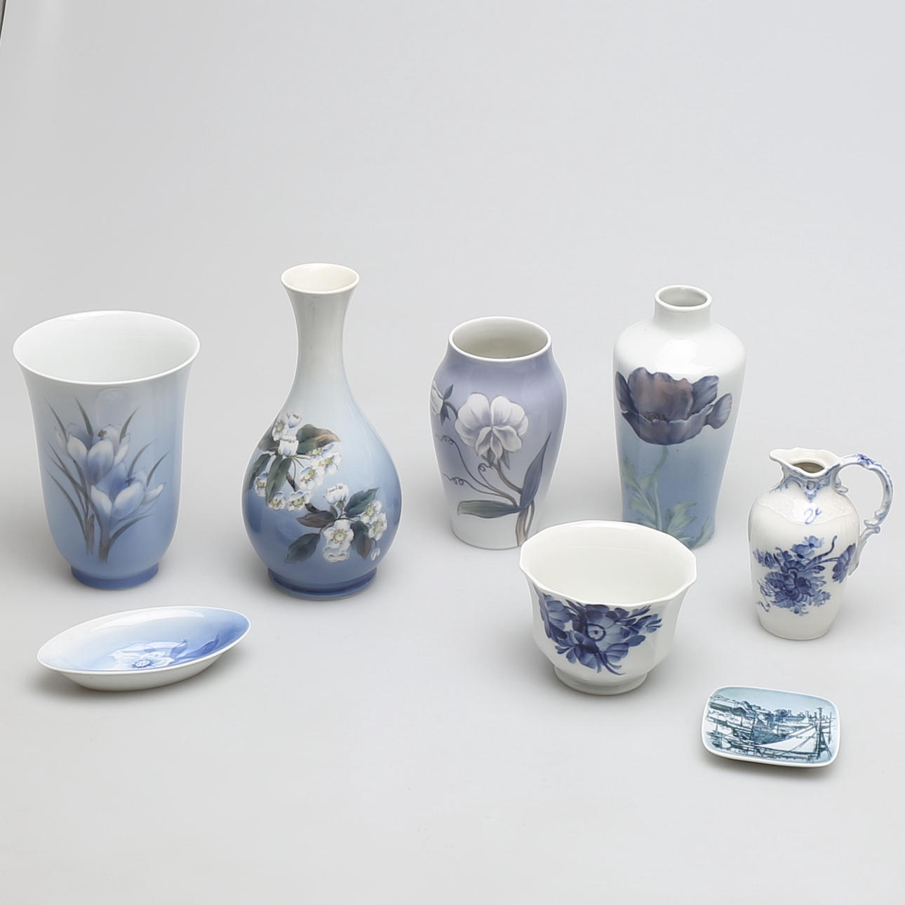 PARTI PORSLIN, 8 delar, bl a vaser, Royal Copenhagen, Danmrk.