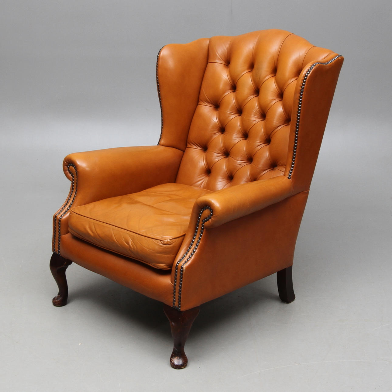 ÖRONLAPPSFÅTÖLJ, skinn, 1900-tal.