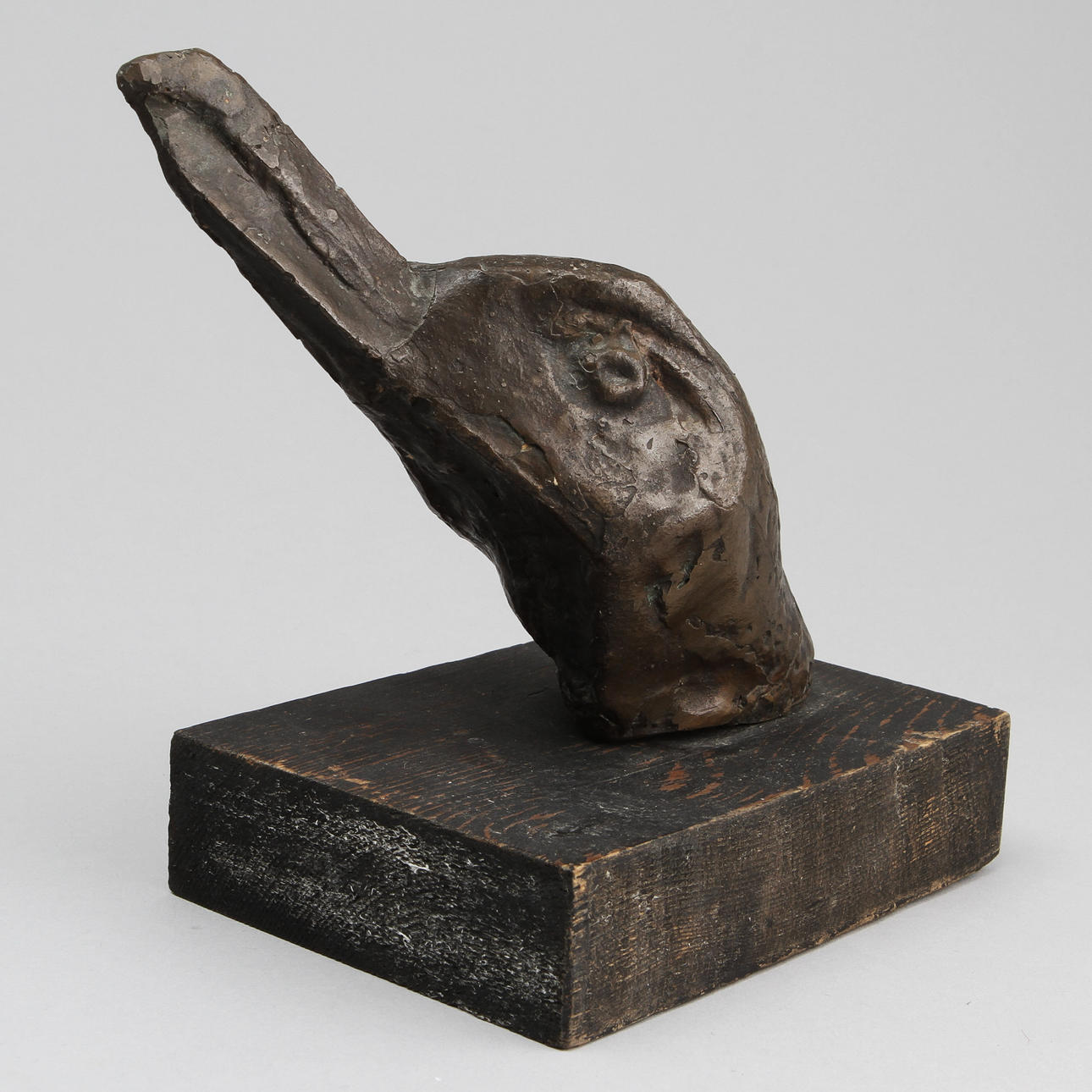 TORSTEN RENQVIST. Skulptur "Måshuvud" nr 4 1970-74, brunpatinerad brons monterad på träsockel, signerad.