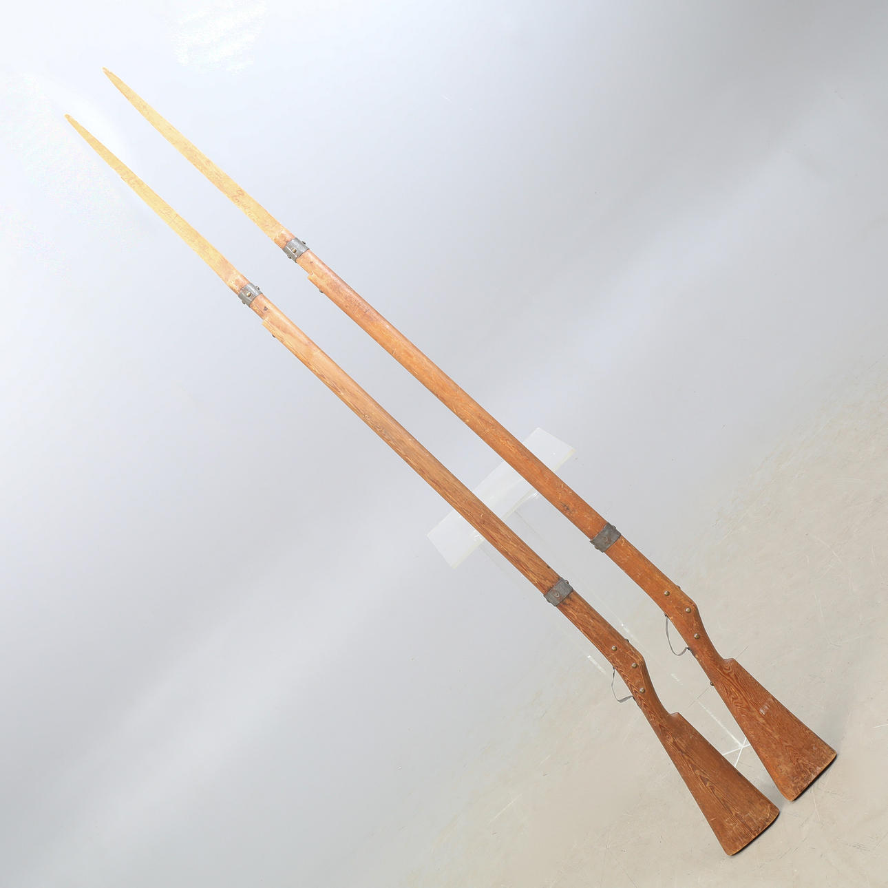 TRÄGEVÄR, två stycken med bajonett.