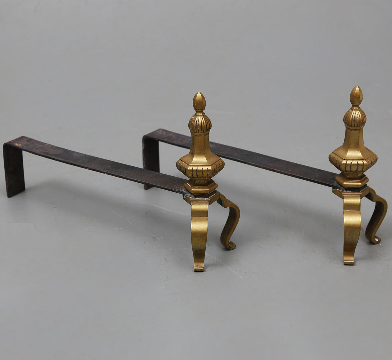 Par av koltrastar i järn och mässing.