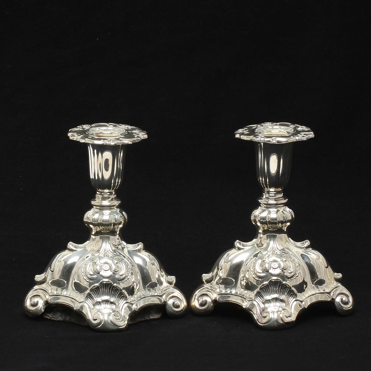 LJUSSTAKAR, ett par, sterlingsilver, rokokostil, C. G. Hallberg, Stockholm, 1960.