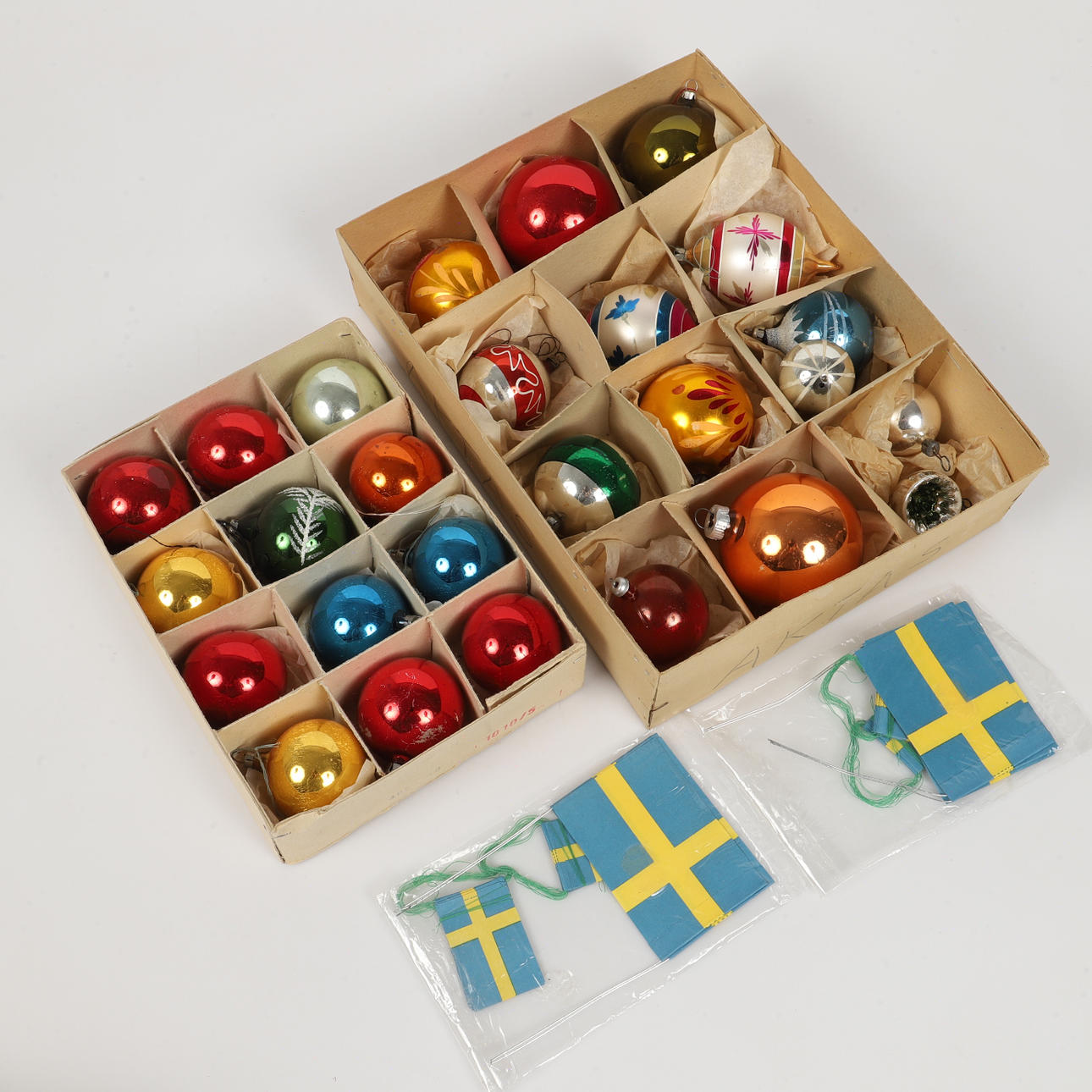 JULKULOR M. M, 28 stycken, glas/papper, 1900-talets andra hälft.