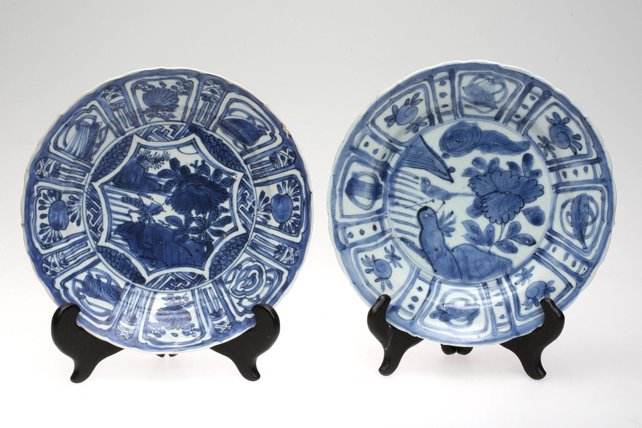 TALLRIKAR, 2 st, porslin, Ming-dynastin, Wanli,1600-tal.