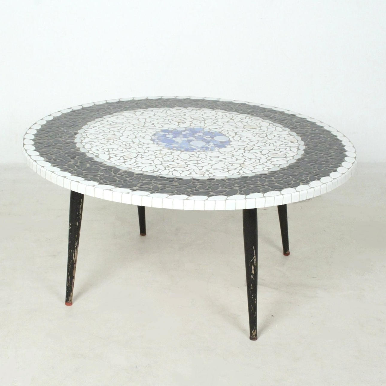 Round Coffee Table 'Stones'.